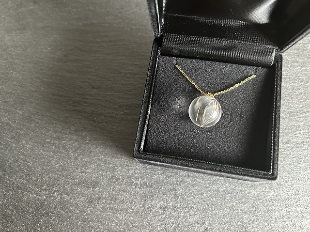 シルバー文鳥の羽根のレジンネックレス